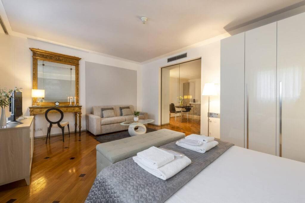 Milan Royal Suites - Centro Duomo Luaran gambar